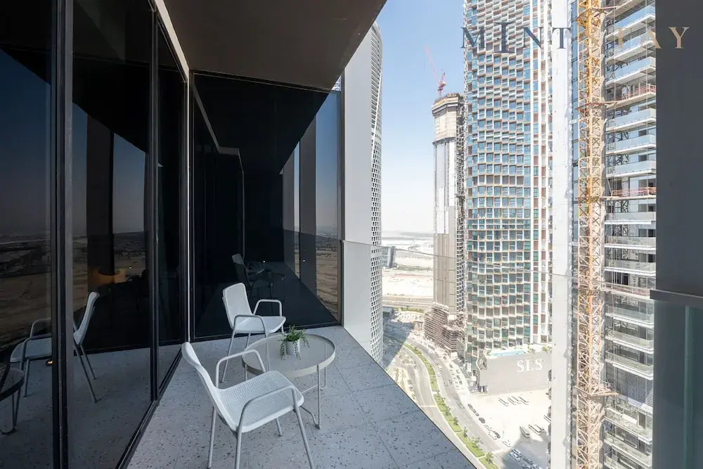 Urban 1BR w Balcony in Business Bay