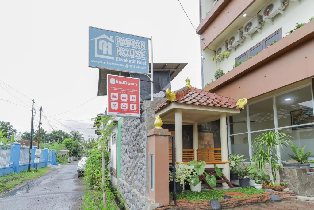 RedDoorz Syariah Papian Near Universitas Jember