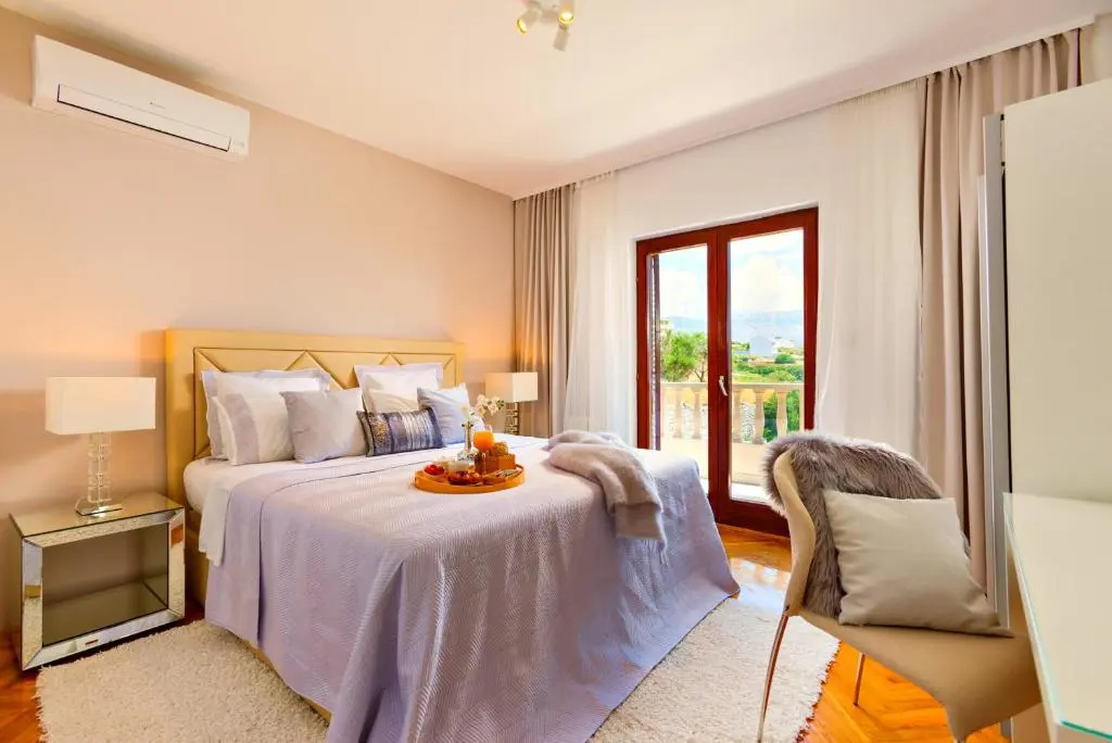 3 Bedrooms Apartment