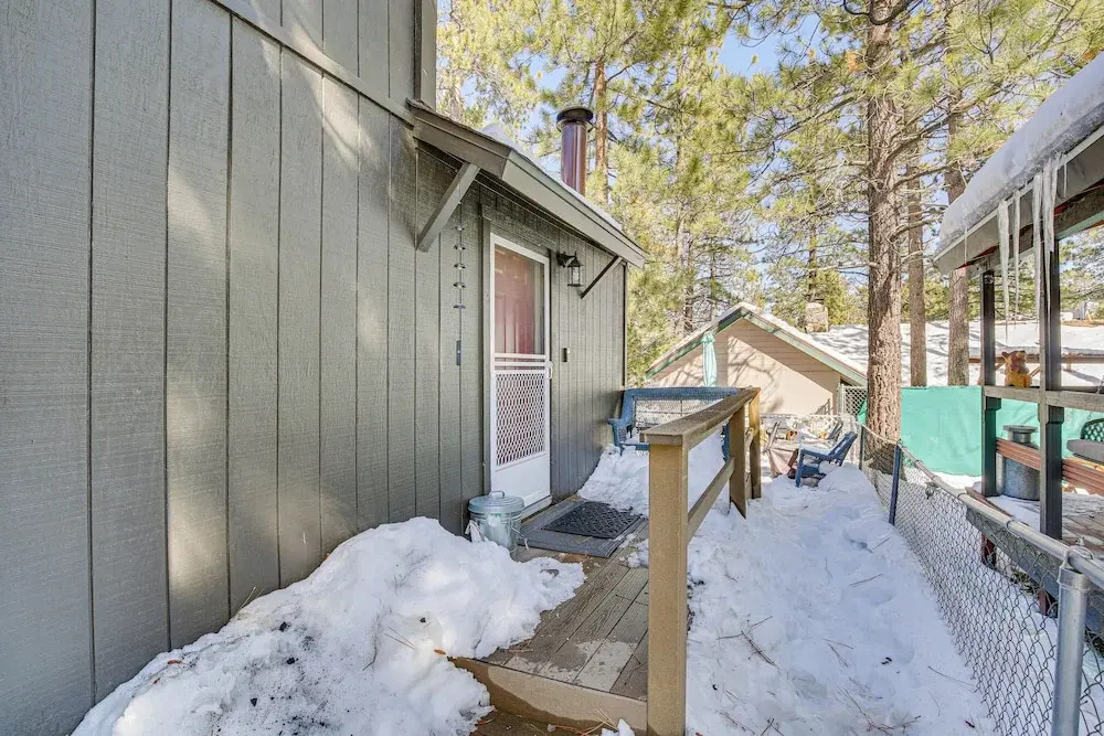 Cozy Cabin w/ Deck - 2 Mi to Bear Mountain Resort!