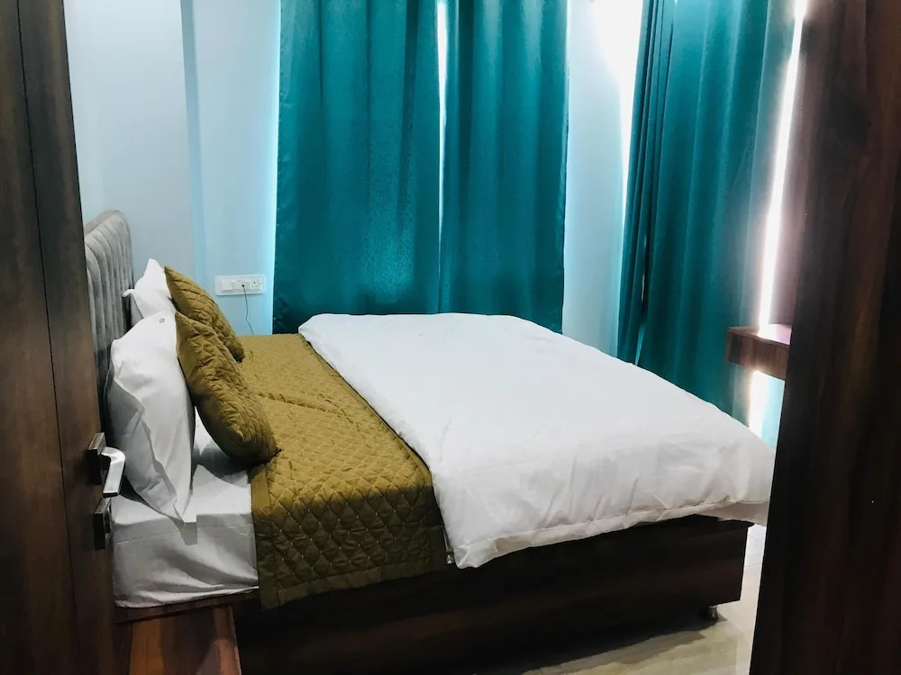 Deluxe Double room with balcony and with mountain view (full double bed)