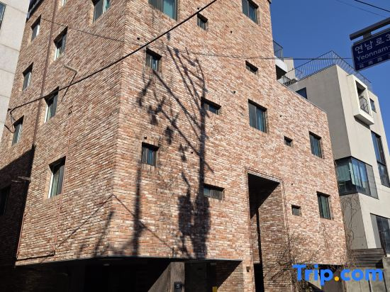 New, spacious & cozy loft w/ character. Elevator + Free airport pickup for 4+ nights.