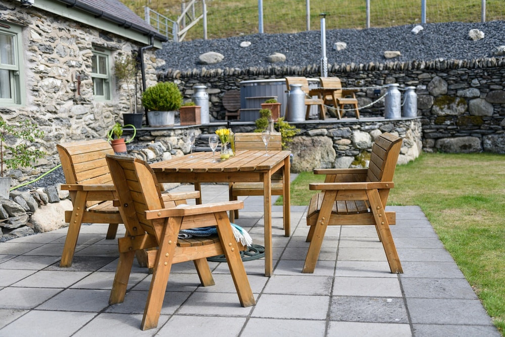 Cottage in North Wales With Hot Tub & Views