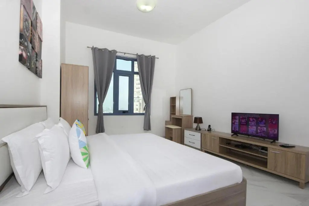 Signature Holiday Homes - Furnished Studio in Palace Tower 2, Silicon Oasis — фото