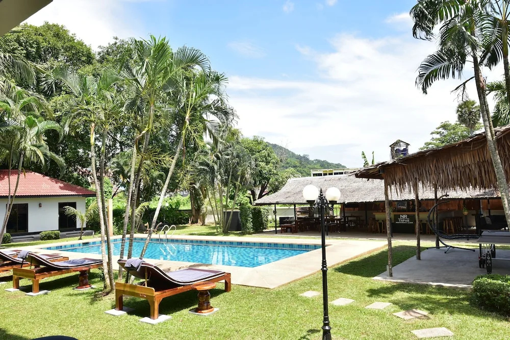 Deluxe room with pool view