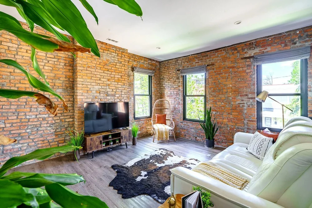 Jungle House Downtown Columbus – Modern Boutique Suites
