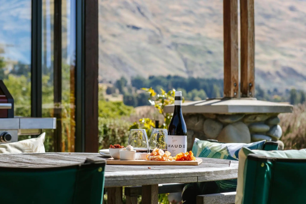 Bullock Creek Chalet - Sleeps 8 - Lake & Mountain Views - Private & Secluded