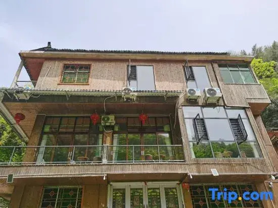 Guichun Homestay (Dehang Miao Village)