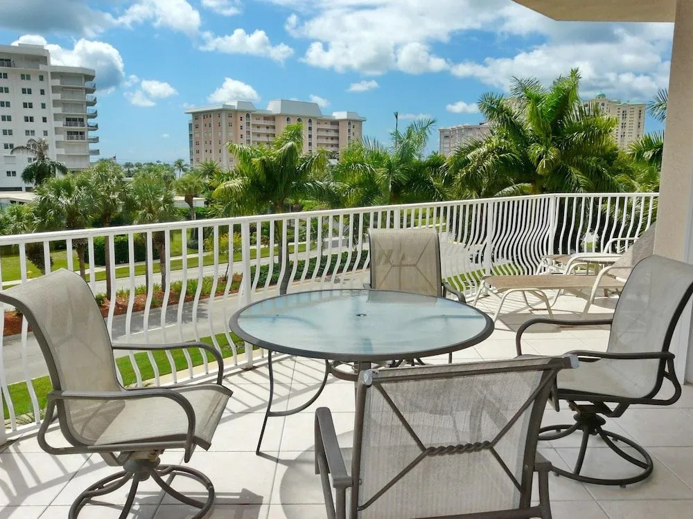 Spacious Condo With sky Views and Steps to South Beach