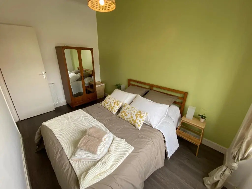 Appartement spacieux avec balcon et parking