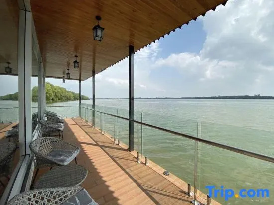 Beach & Waterfront