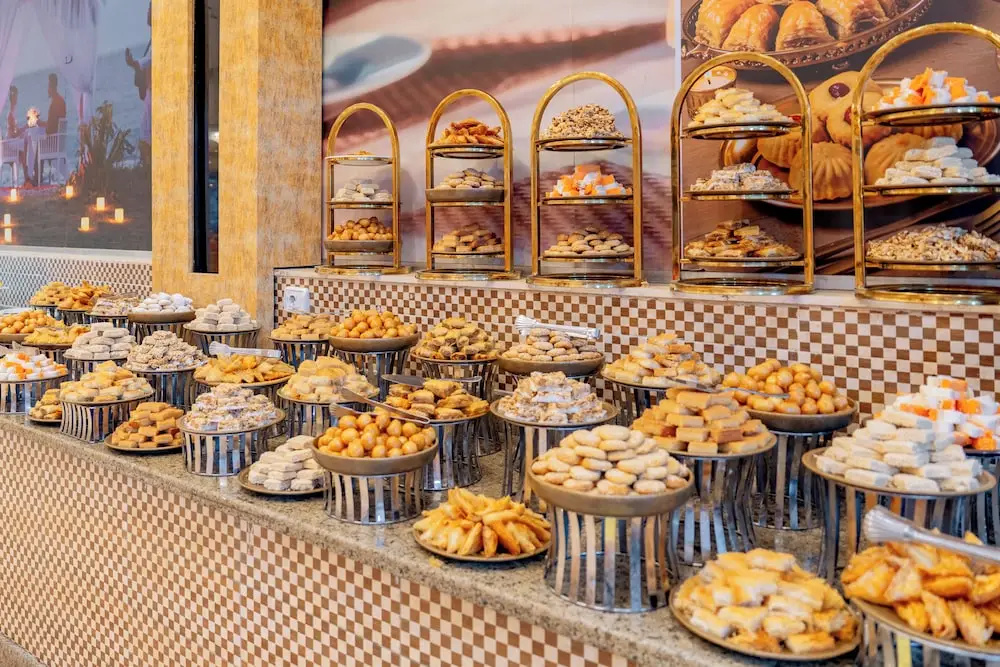 Rewaya Inn Resort: A buffet counter displays a wide selection of pastries and baked goods.