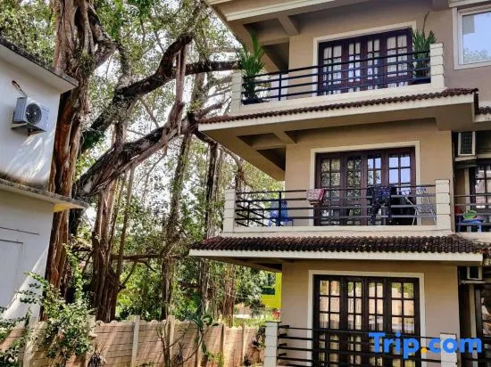 Woodside Retreat Serviced Apartments, 100 meters from baga river