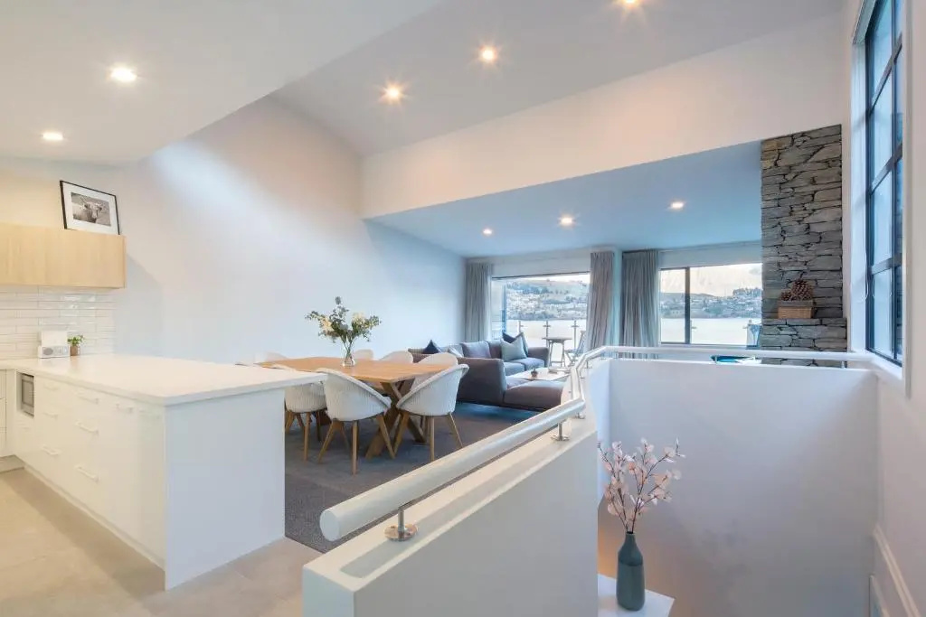 Lakefront Living - Exquisite Views - 4 Bedrooms