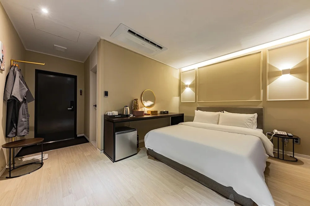 Deluxe Double room (full double bed)