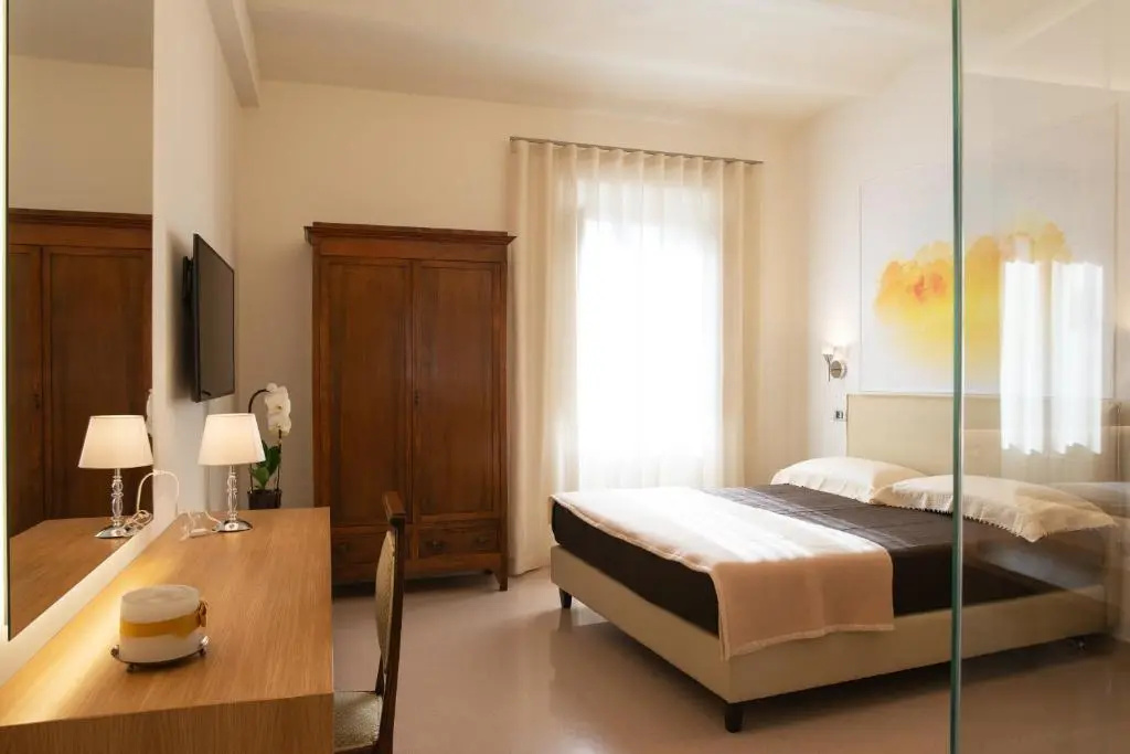 Deluxe Double room (full double bed)