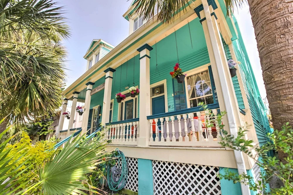 Historic Galveston Apartment - 1 Mi to The Strand!