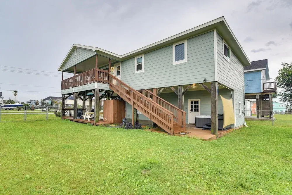 < 1/2 Mi to Beach! Hot Tub Haven in Galveston