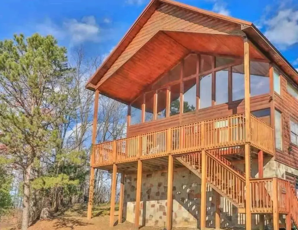 Gorgeous Cabin w Great Views Pool Game Room