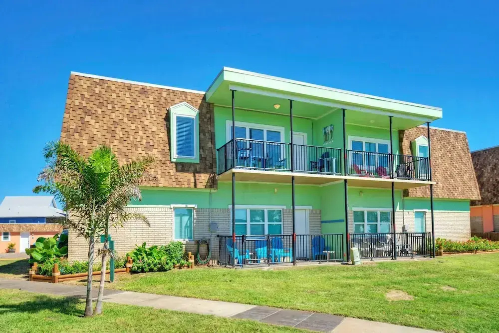 2 Condos Beach Access, 2 Pools, Pickleball & Tennis Island Retreat Complex