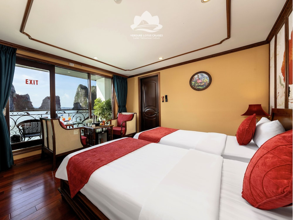 Deluxe Double room with balcony and with bay view (full double bed)
