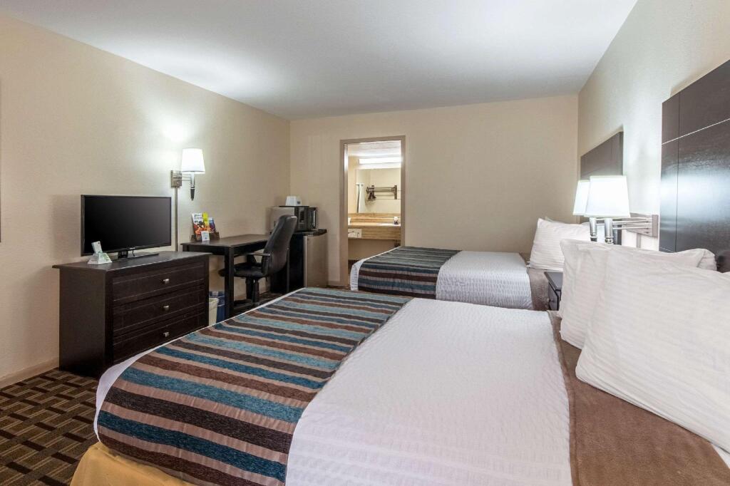 Четырёхместный номер Standard 2 отдельные кровати в Motel 9 University-Downtown