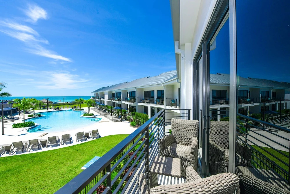 Standard Quadruple room with pool view