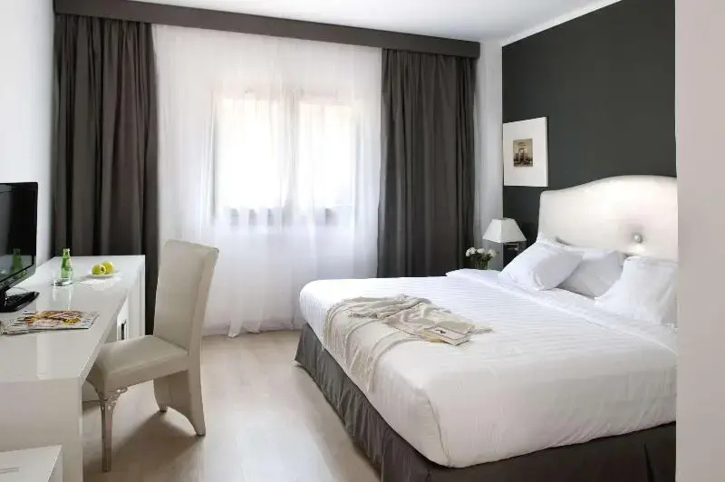 Deluxe Double room (full double bed)