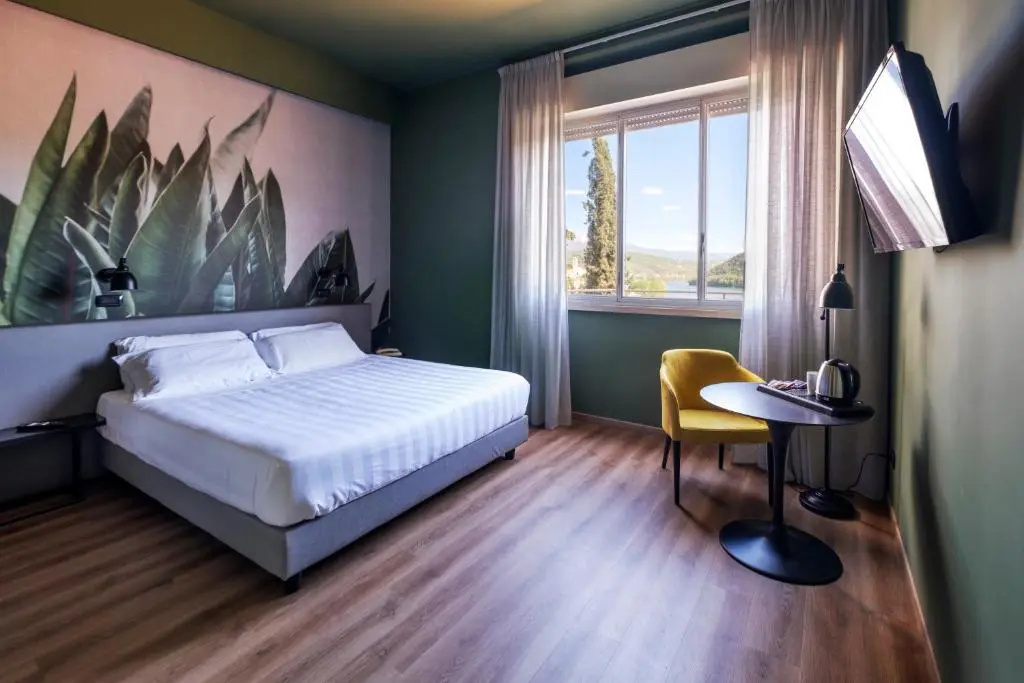 Standard room with lake view