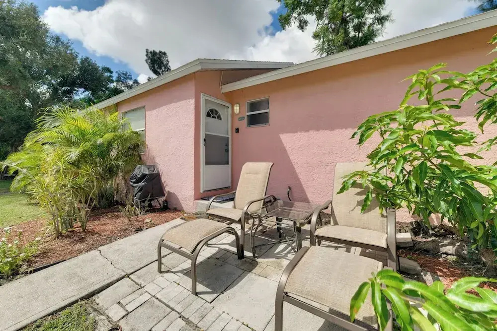 Couples Getaway Near Historic Downtown Venice!