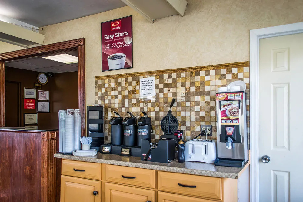 Econo Lodge Inn & Suites - фото 19