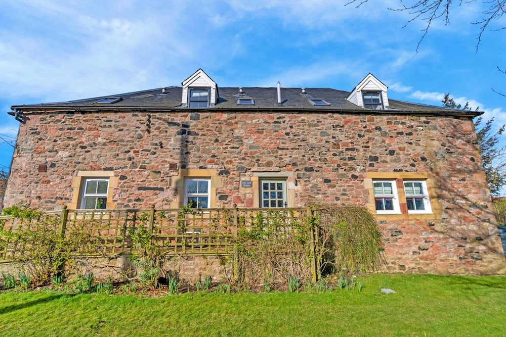 Beautiful Cottage Near River Tweed, No Deposit