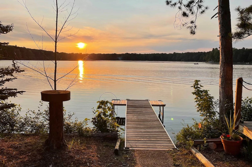 Cozy Interlochen Cabin w/ Dock: 1 Mi to Green Lake