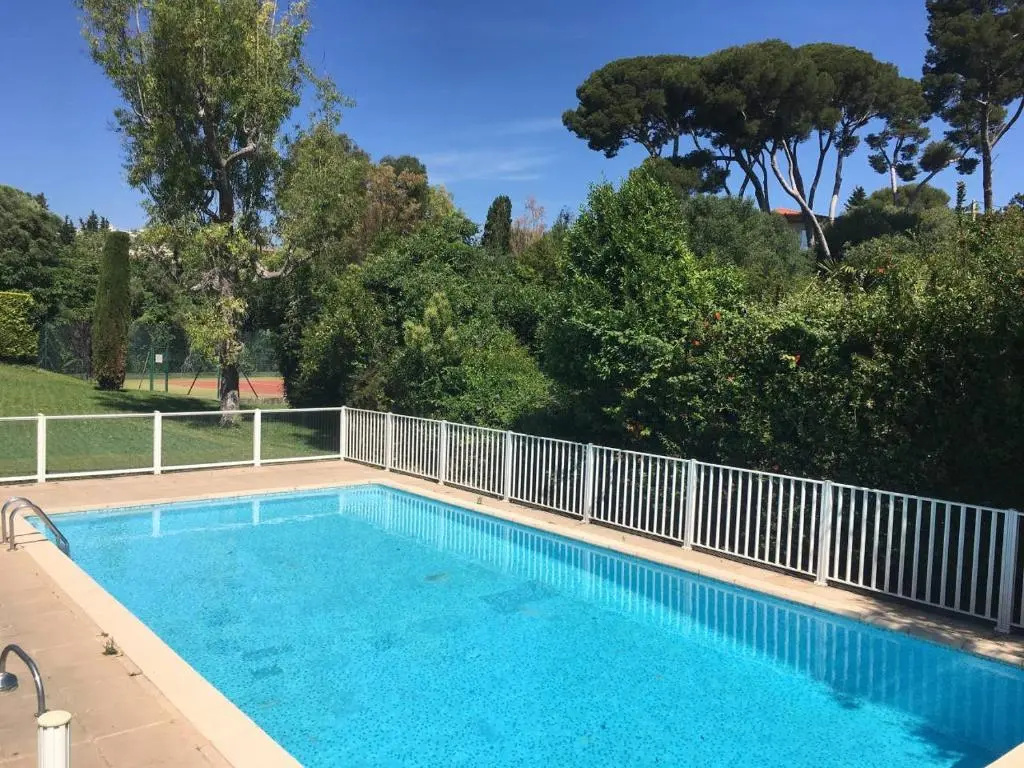 PERFECT FAMILY HOUSE IN CAP d'ANTIBES WITH TENNIS COURT