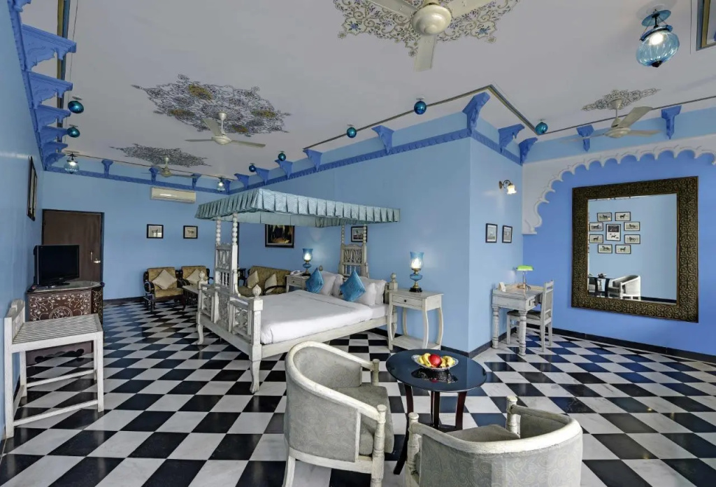 Suite with lake view