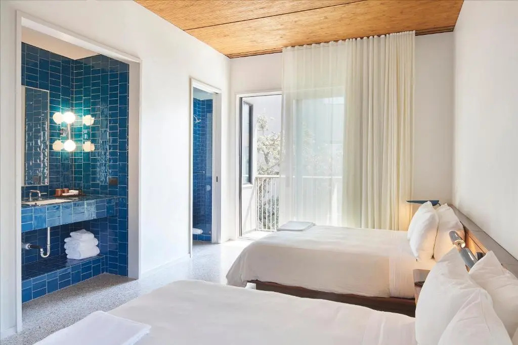 Deluxe Double room (full double bed)