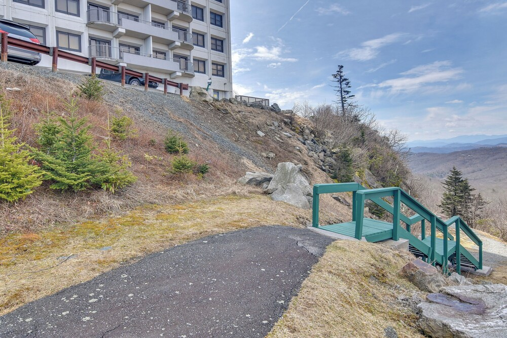 < 4 Mi to Sugar Mtn Resort: Condo w/ Indoor Pool!