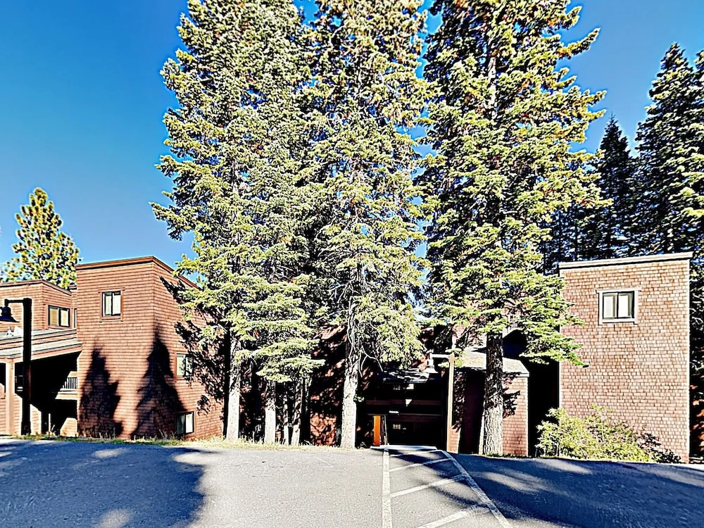 All-season Mountain Getaway W/ Pools & Hot Tubs 2 Bedroom Condo