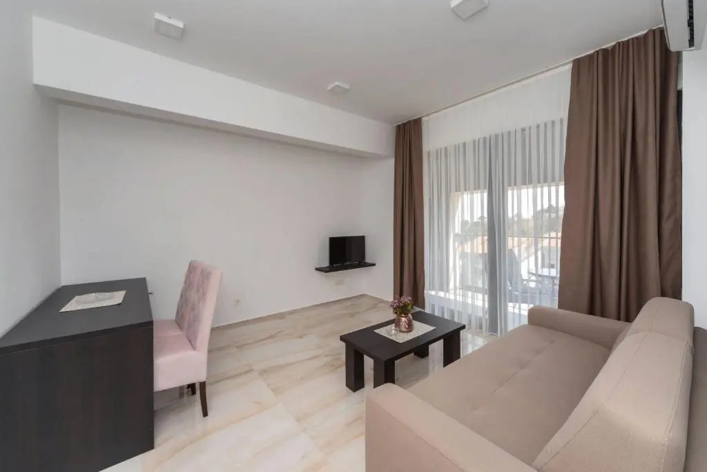 Deluxe Double room with balcony (full double bed)