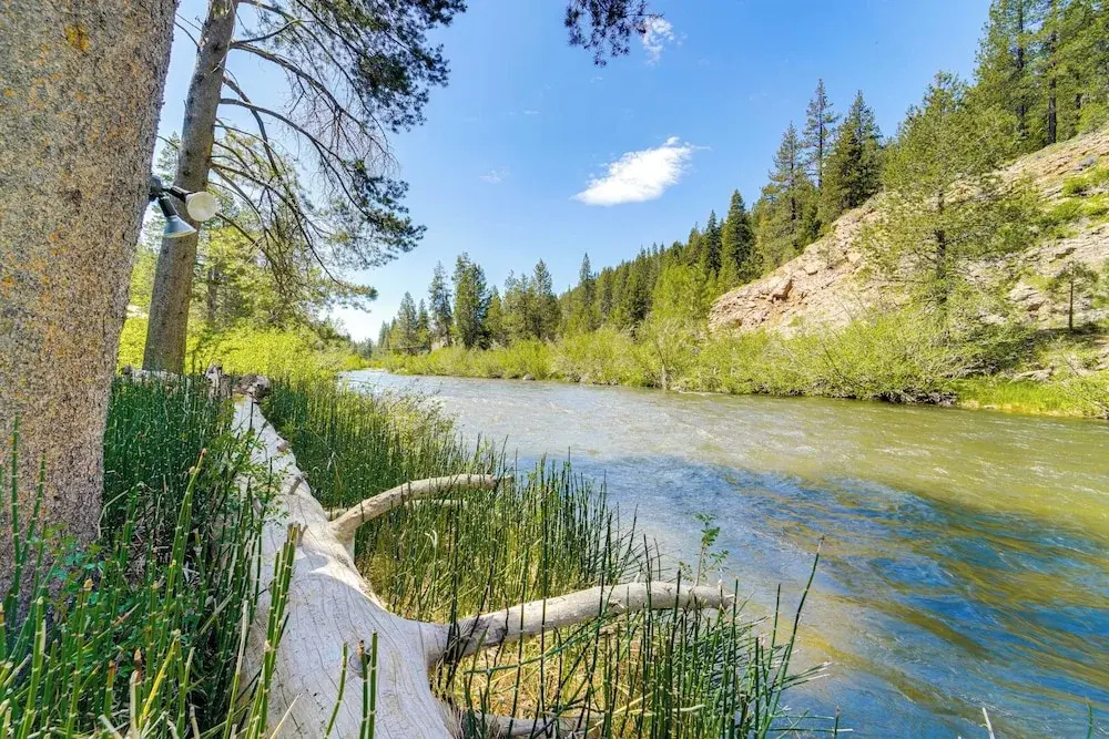 7 Mi to Lake & Skiing: Riverfront Truckee Home