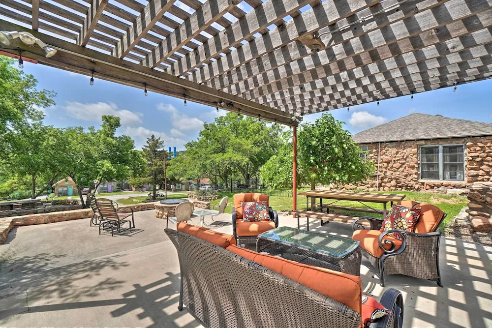 Charming Hilltop Cottage in Medicine Park!