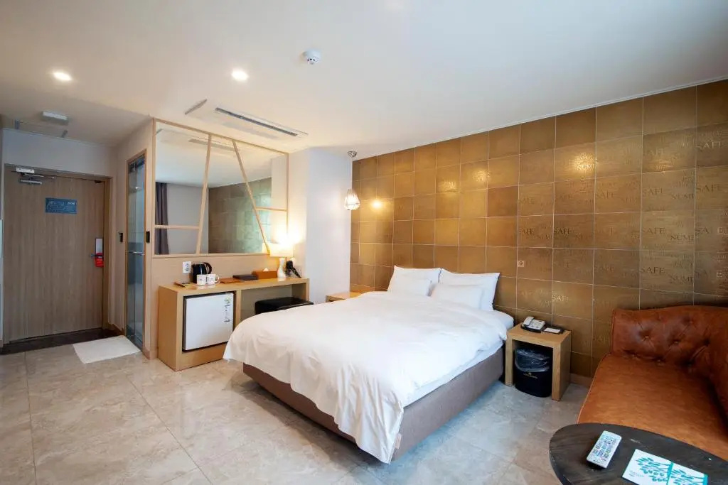 Deluxe Double room (full double bed)
