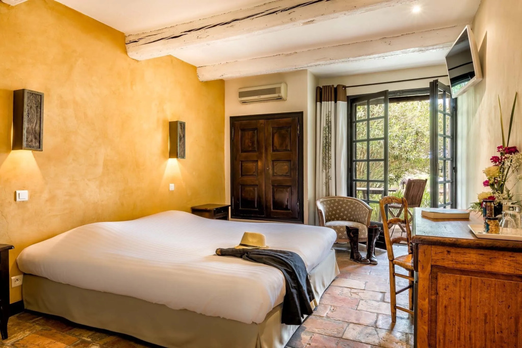 Les Bains Gardians by null