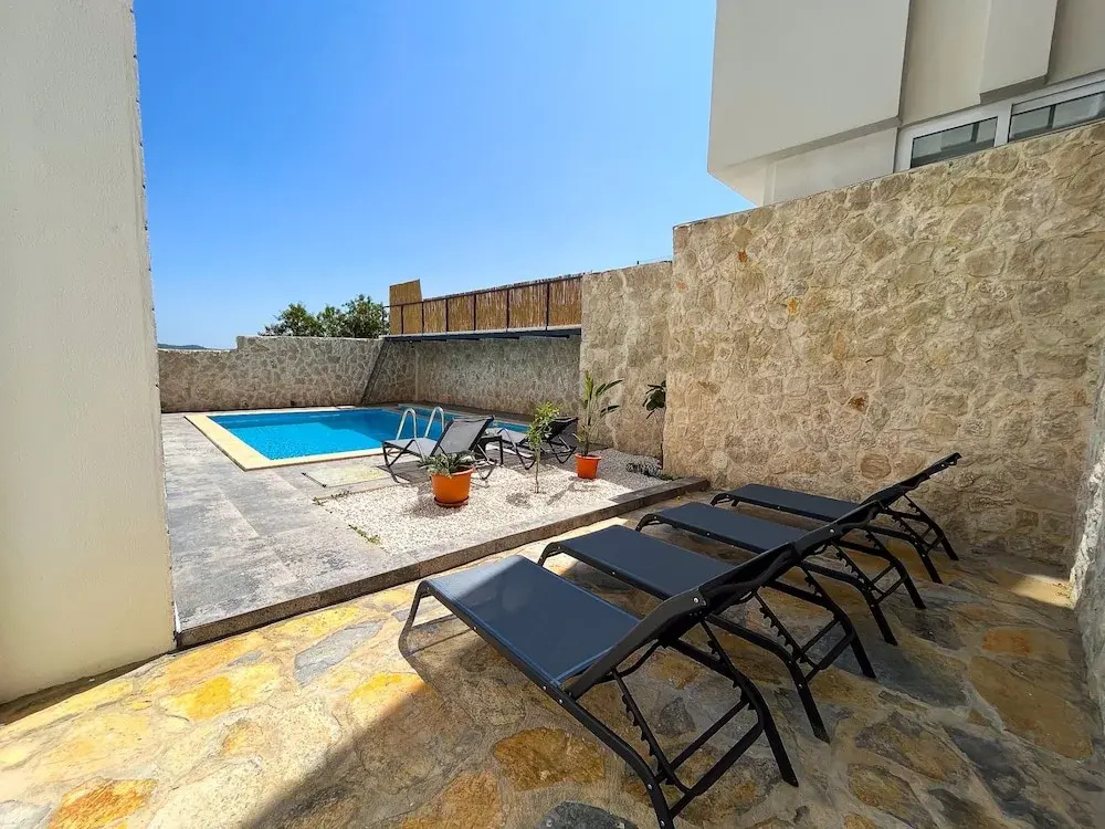 Villa With Private Pool Garden - All Rooms w AC
