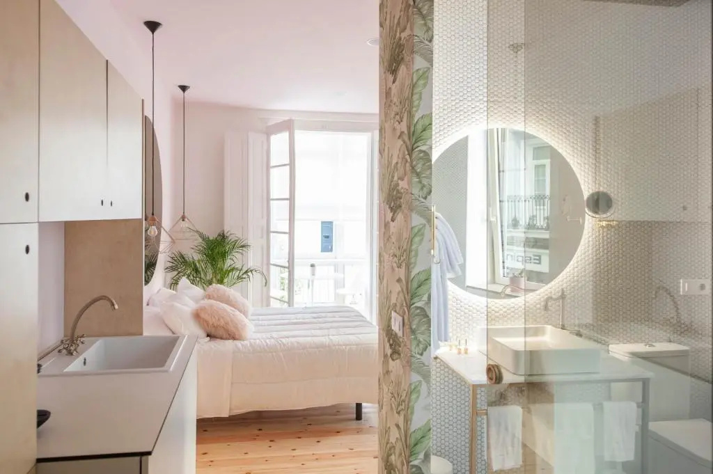 Deluxe Double room with balcony (full double bed)