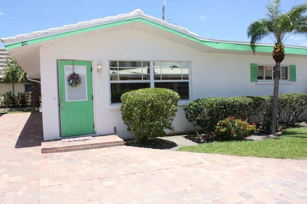 Aloha Kai - Unit 20- Beautifully Updated! 2 Bedrooms 2 Bathrooms Apts