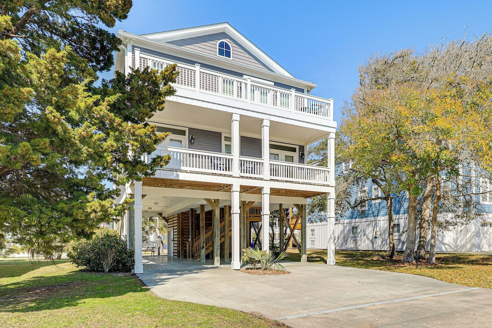 Spacious Coastal Gem on Oak Island 100 Yds to Sand