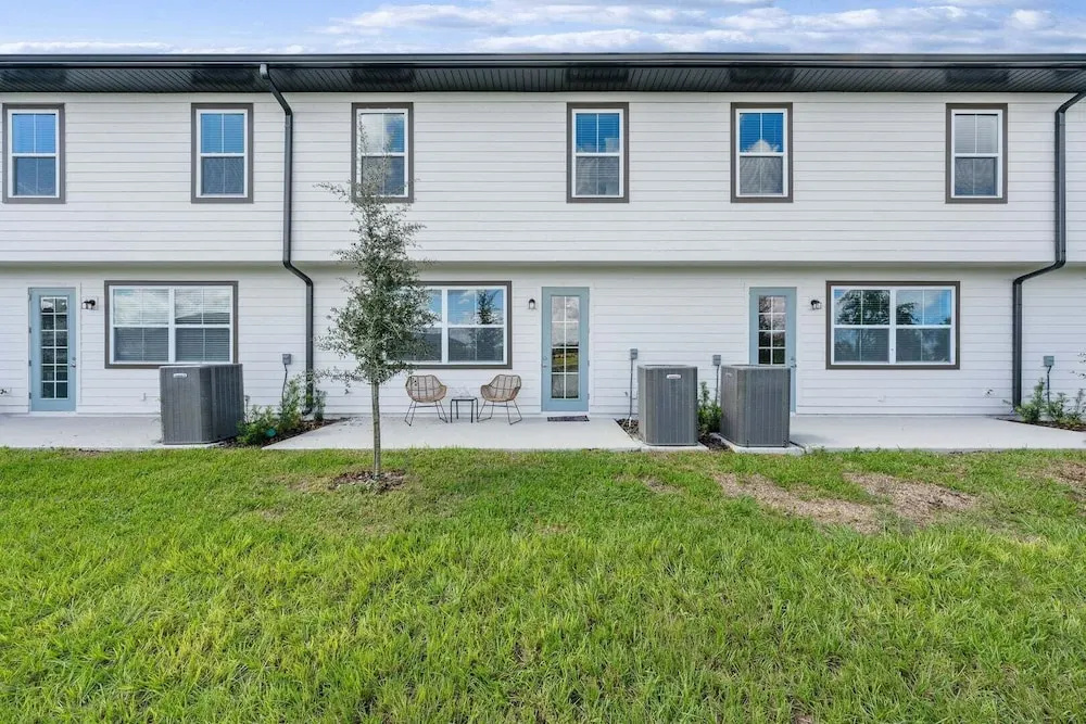 Villa 3 BR, 2.5 BA Sleeps 8!