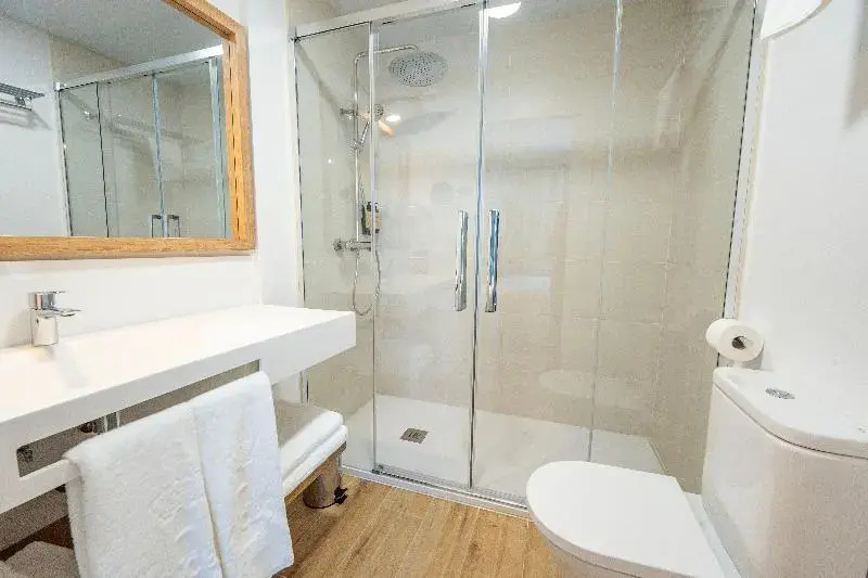 2 Bedrooms Apartment with balcony and with sea view