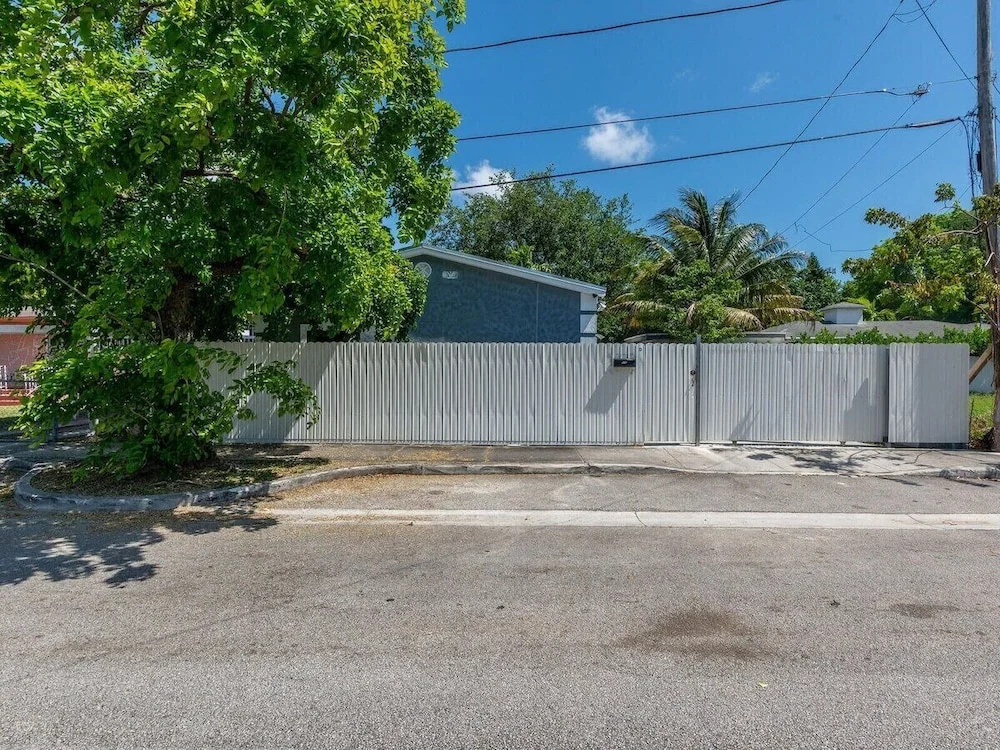 Ultimate Miami Headquarters 4 Car Parking Pet Friendly & Private Patio